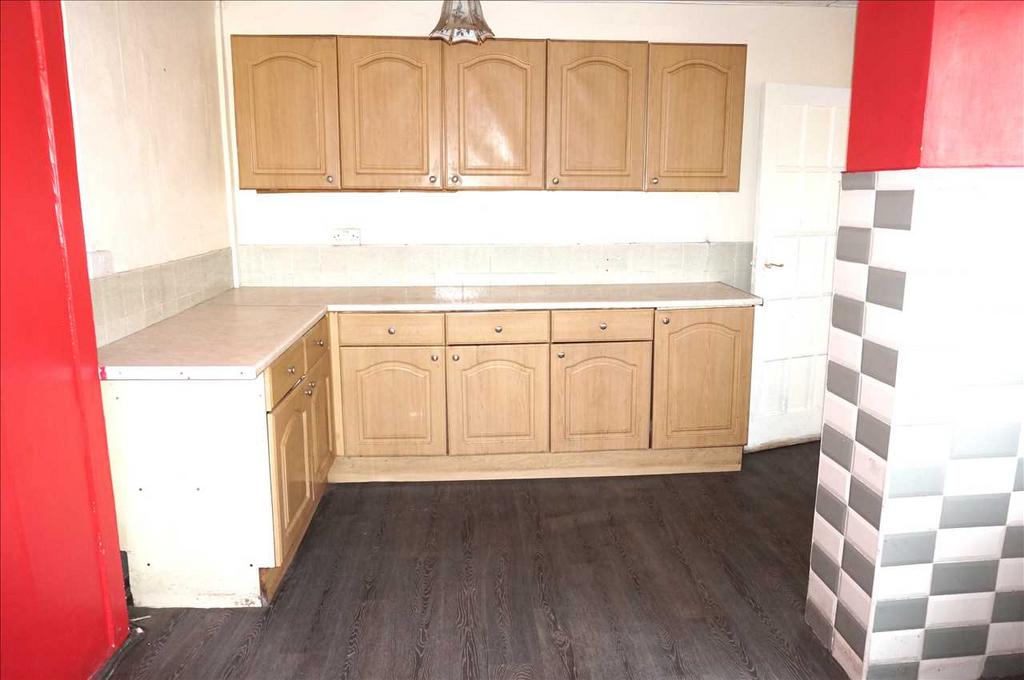 L shaped kitchen and