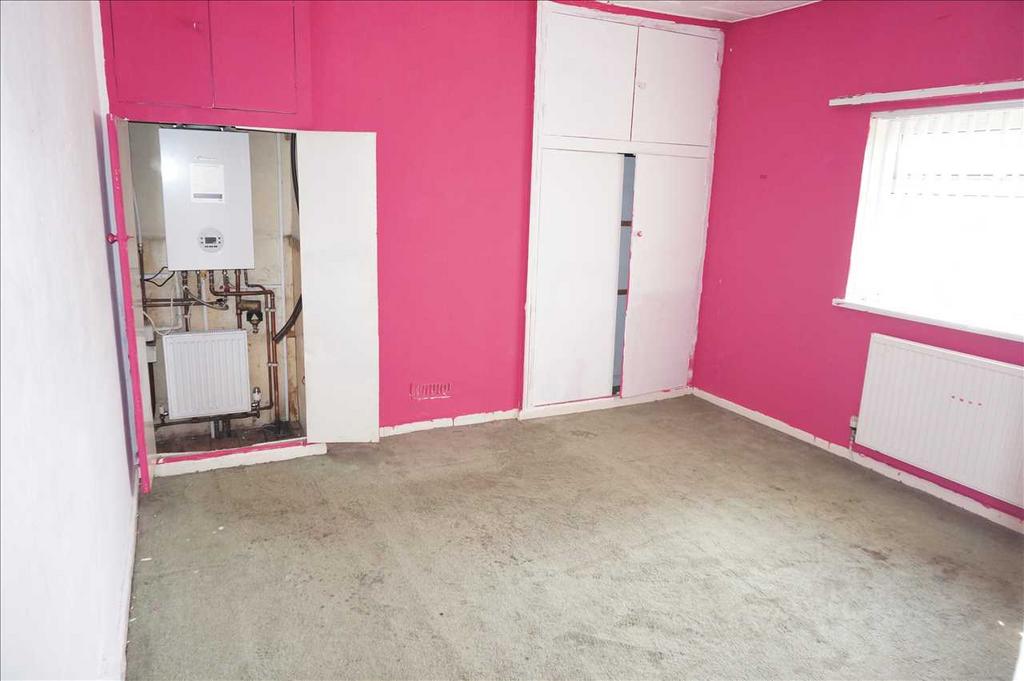 Front bedroom 1 :