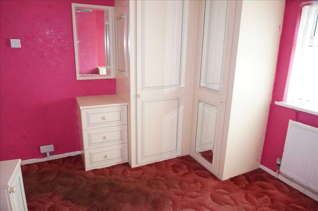 Front bedroom 2 :