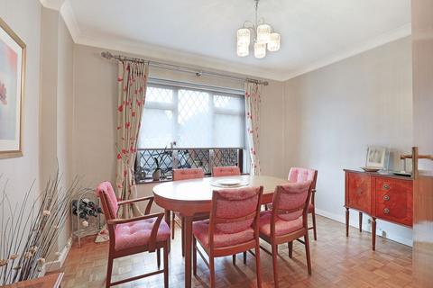 11 Langfords, Buckhurst Hill, IG9 5LS
