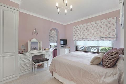 11 Langfords, Buckhurst Hill, IG9 5LS