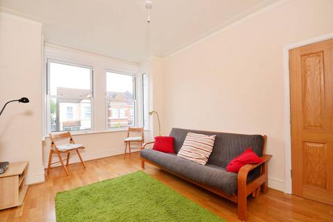 2 bedroom flat to rent, Drayton Gardens, West Ealing, London, W13