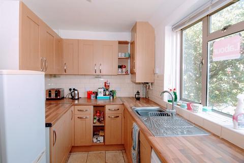 2 bedroom flat to rent, 20 Cooks Road London SE17 3NF