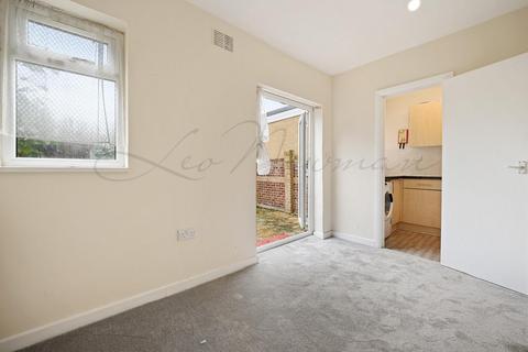 3 bedroom terraced house to rent, Lancaster Avenue, Royal Farnham, Slough