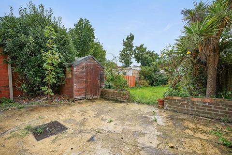 3 bedroom terraced house to rent, Lancaster Avenue, Royal Farnham, Slough