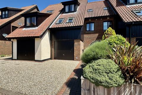 4 bedroom townhouse to rent, White Heather Court, Hythe, Southampton