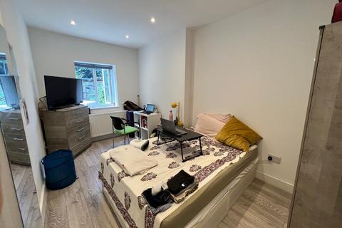 3 bedroom apartment to rent, Green Lanes, London N8