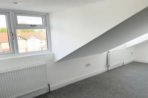 2 bedroom flat to rent, Romford, RM7