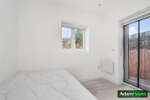 4 bedroom apartment to rent, Regents Park Road, London N3