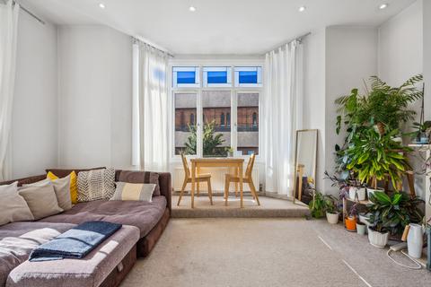 3 bedroom flat for sale, South Parade, London