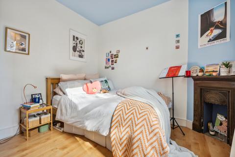 3 bedroom flat for sale, South Parade, London