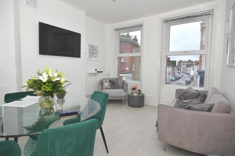 2 bedroom flat to rent, Munster Road, London, UK