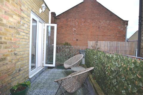 2 bedroom flat to rent, Munster Road, London, UK