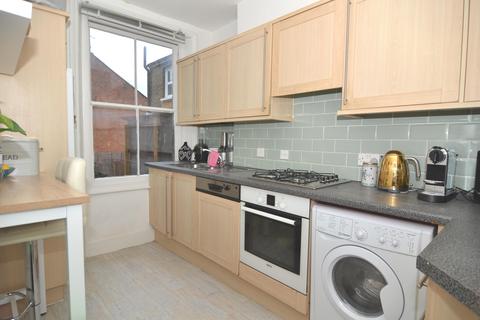 2 bedroom flat to rent, Munster Road, London, UK