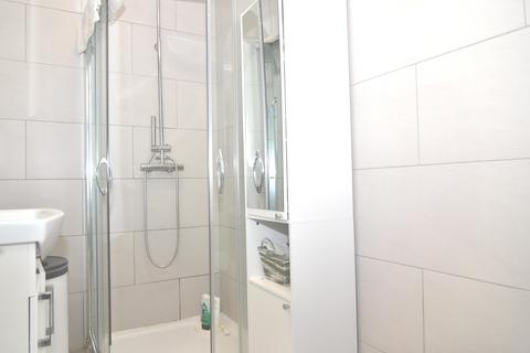 2 bedroom flat to rent, Munster Road, London, UK