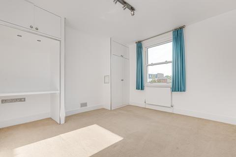 6 bedroom end of terrace house to rent, Waldemar Avenue, London