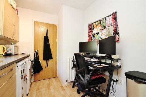 9 Raglan Road, Knaphill, Woking, GU21 2AX
