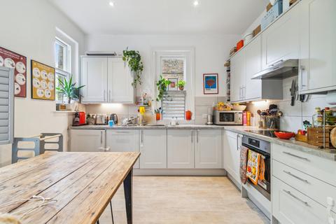 3 bedroom flat to rent, Castellain Mansions, Castellain Road, London