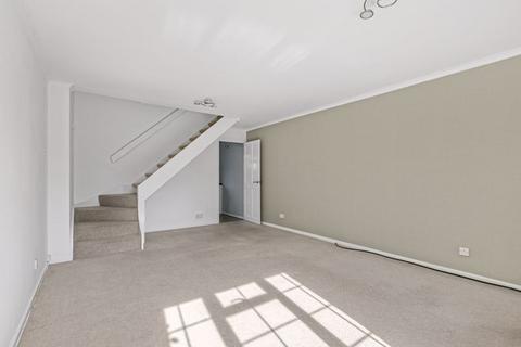 15 Tudor Walk, Leatherhead, KT22 7HX