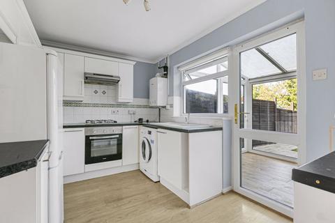 15 Tudor Walk, Leatherhead, KT22 7HX