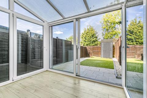 15 Tudor Walk, Leatherhead, KT22 7HX