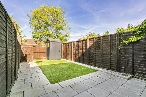 15 Tudor Walk, Leatherhead, KT22 7HX
