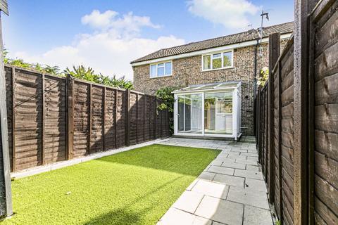 15 Tudor Walk, Leatherhead, KT22 7HX