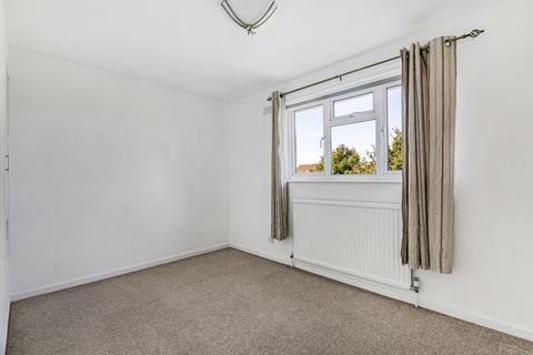 15 Tudor Walk, Leatherhead, KT22 7HX