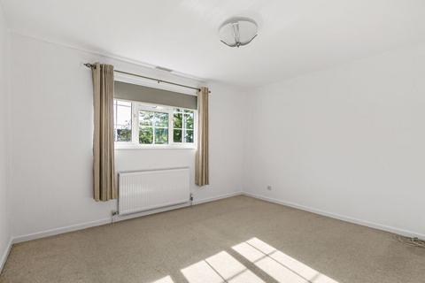 15 Tudor Walk, Leatherhead, KT22 7HX