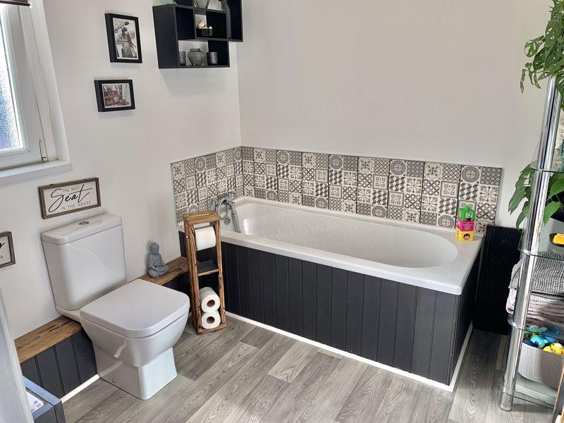 Family Bathroom 1