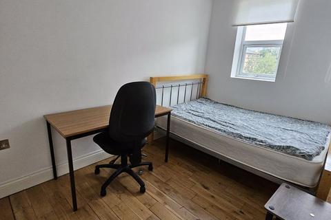 2 bedroom flat to rent, Bethnal Green Road, London E2