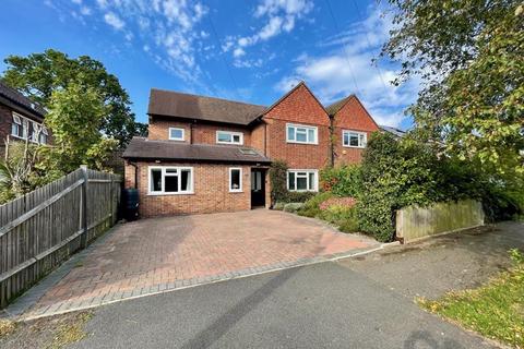 80 The Roundway, Claygate, Esher, KT10 0DW