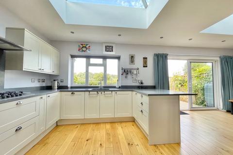 80 The Roundway, Claygate, Esher, KT10 0DW