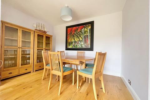 80 The Roundway, Claygate, Esher, KT10 0DW