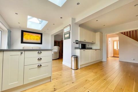 80 The Roundway, Claygate, Esher, KT10 0DW