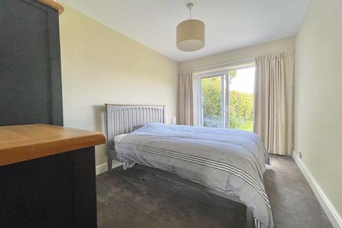 80 The Roundway, Claygate, Esher, KT10 0DW