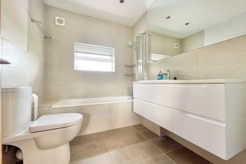 80 The Roundway, Claygate, Esher, KT10 0DW