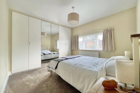 80 The Roundway, Claygate, Esher, KT10 0DW