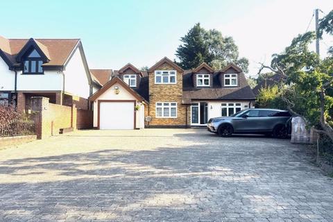 5 bedroom chalet to rent, Bournebridge Lane, Romford