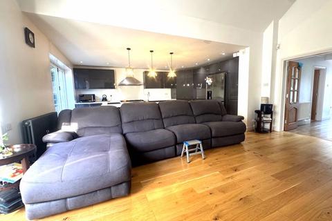 5 bedroom chalet to rent, Bournebridge Lane, Romford