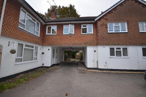 2 bedroom maisonette to rent, Cedar Close, Burnham