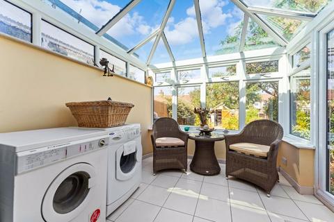 38 Merrilands Road, Worcester Park, KT4 8NX