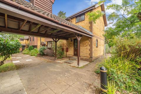 12 Edgewood Close, Crowthorne, RG45 6TA
