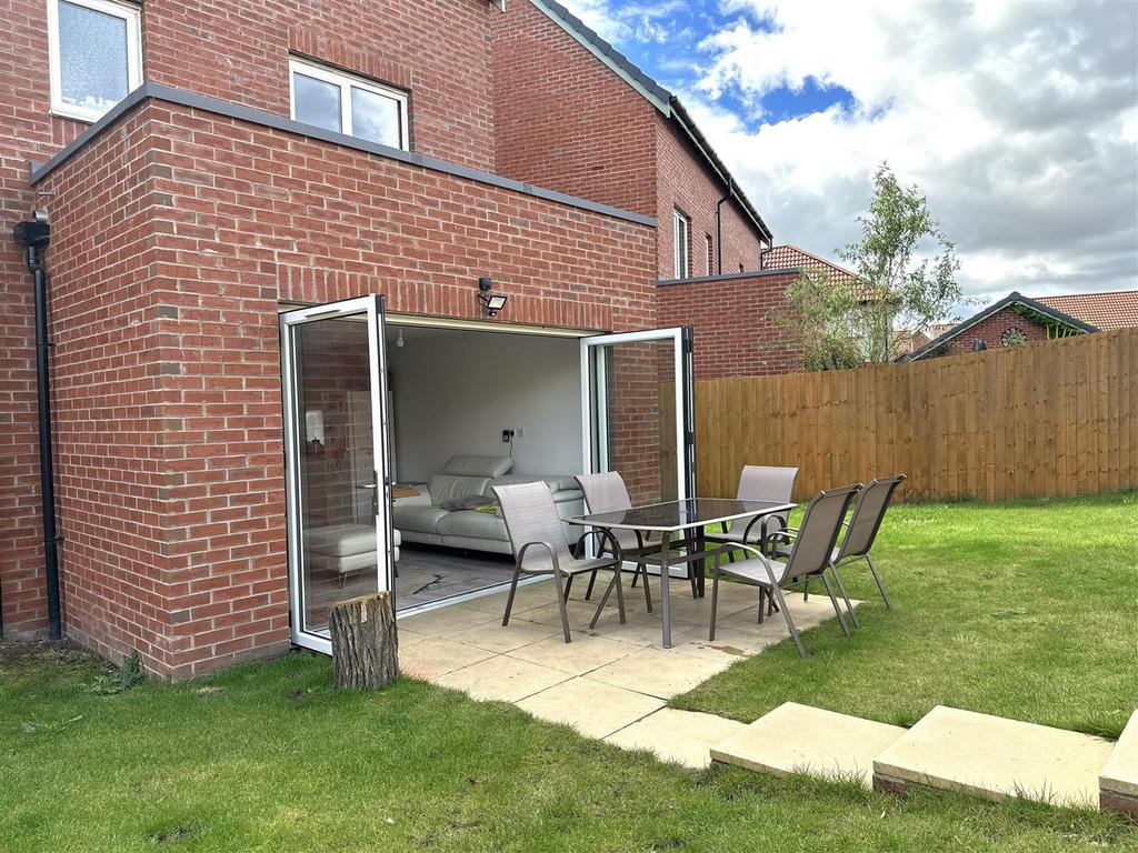 BI FOLD DOORS Onto Sitting Area 677