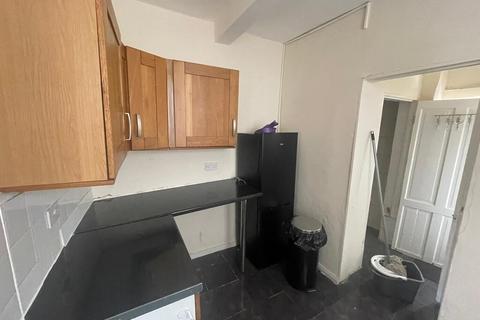 2 bedroom ground floor flat to rent, 43A  Khartoum Road SW17