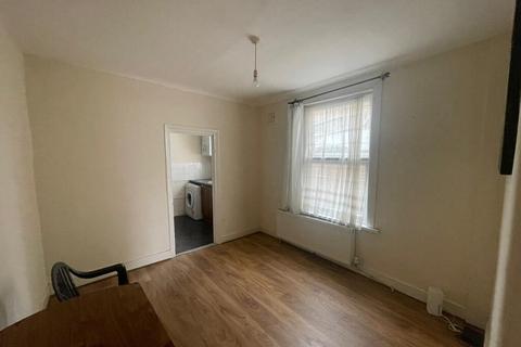 2 bedroom ground floor flat to rent, 43A  Khartoum Road SW17