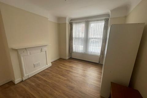 2 bedroom ground floor flat to rent, 43A  Khartoum Road SW17