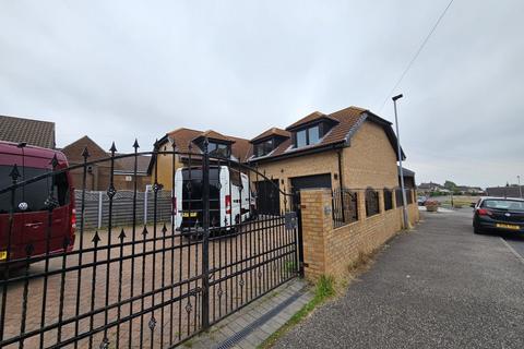 4 bedroom detached house to rent, Dartree Walk, Darfield