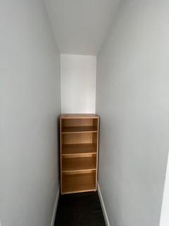 Studio to rent, Hassop Road, London, NW2