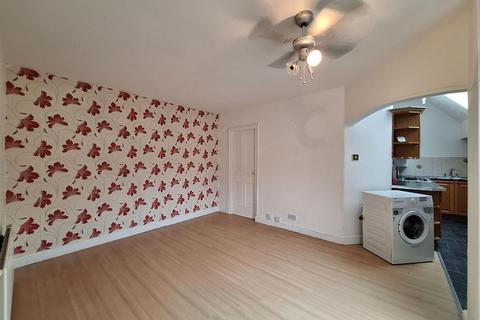 2 bedroom flat to rent, Hampstead Lane, Stockport, SK2